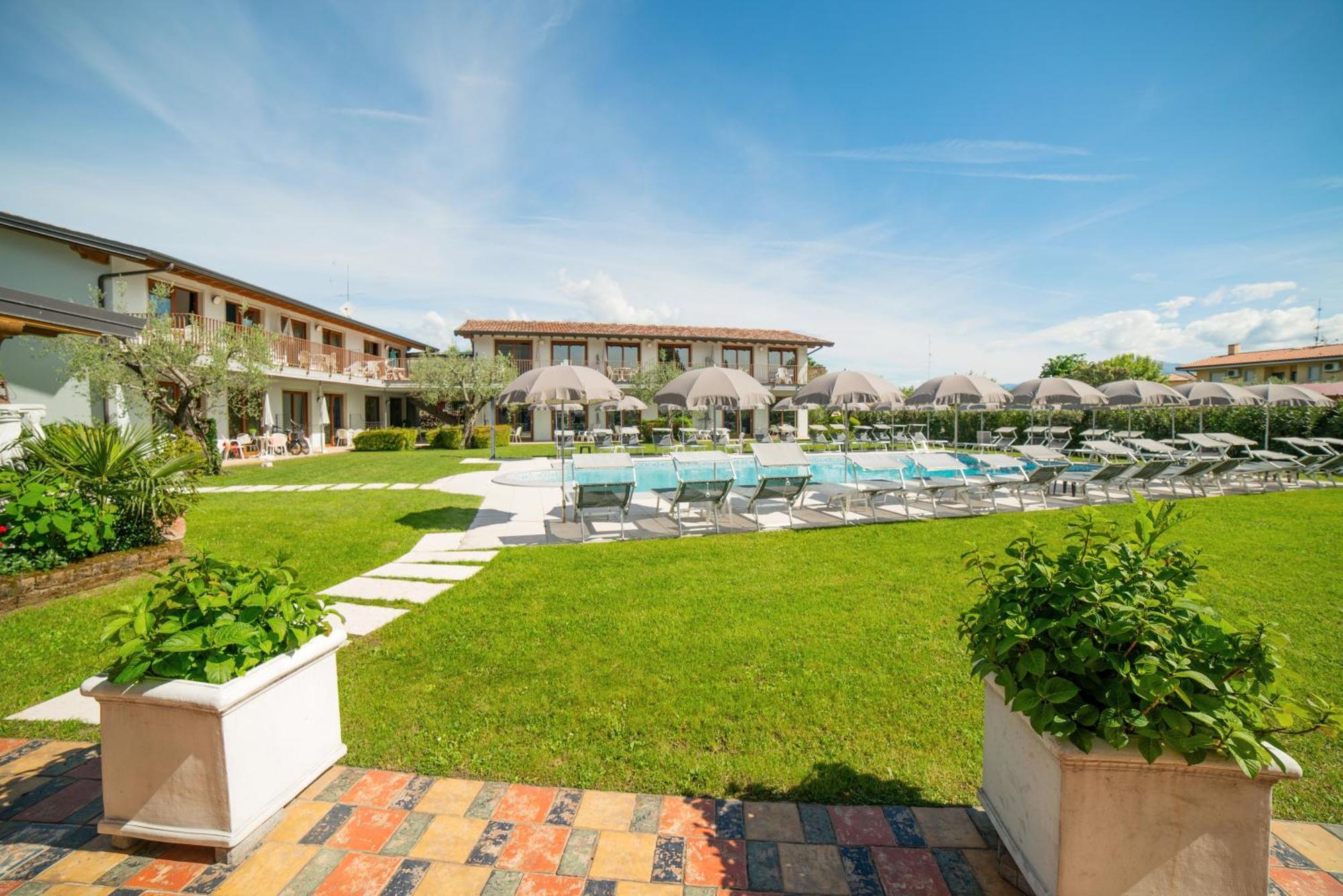 Residence Molino - Holiday Apartments Manerba del Garda Buitenkant foto